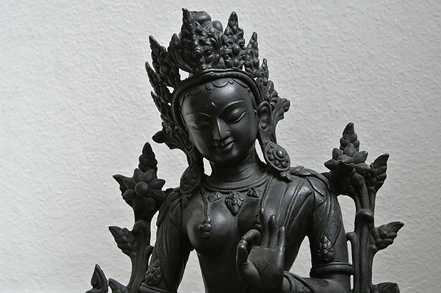 Buddhafigur - Physio12, der Physiotherapie-Praxis am Schiffbauerdamm, Berlin-Mitte, nahe Friedrichstraße - Krankengymnastik, Osteopathie, Lymphdrainage, Manuelle Therapie, Rückenschule, Fango, MTT, Elektrotherapie, KGG, Medizinische Massagen
