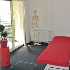 raum01-physiotherapie-praxis-schiffbauerdamm-berlin-mitte-friedrichstrasse-krankengymnastik-lymphdrainage.jpg